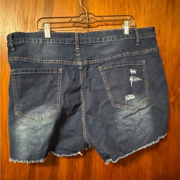 Women’s Distressed Plus Size Denim Shorts - Size 6XL / Size 24 - Picture 4 of 6